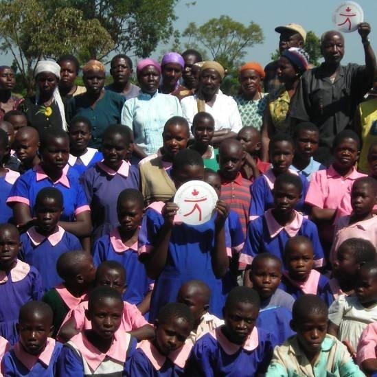 Uczniowie i ich rodzice z Kenii czekają na traktor, który pośrednio pomoże im przemóc głód.