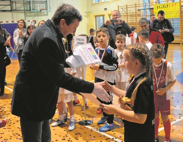 Jedyną dziewczyną w turnieju była Emilia Nęga z Orła Kościelec. Za odwagę dostała  wyróżnienie od trenera Adama Banachowicza.