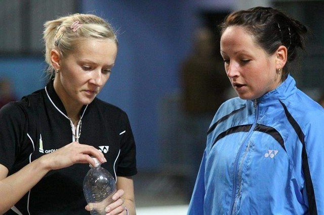 Aleksandra Walaszek (z lewej) i Agnieszka Wojtkowska ze spuszczonymi głowami schodziły z boiska.