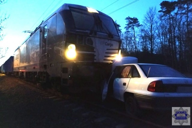 Wypadek na przejeździe kolejowym w Kluczborku. Pociąg staranował samochód osobowy.