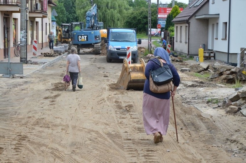 Trwa przebudowa ulicy Powstańców 1863 roku w Suchedniowie. Zobacz, jak wygląda plac robót (DUŻO ZDJĘĆ)