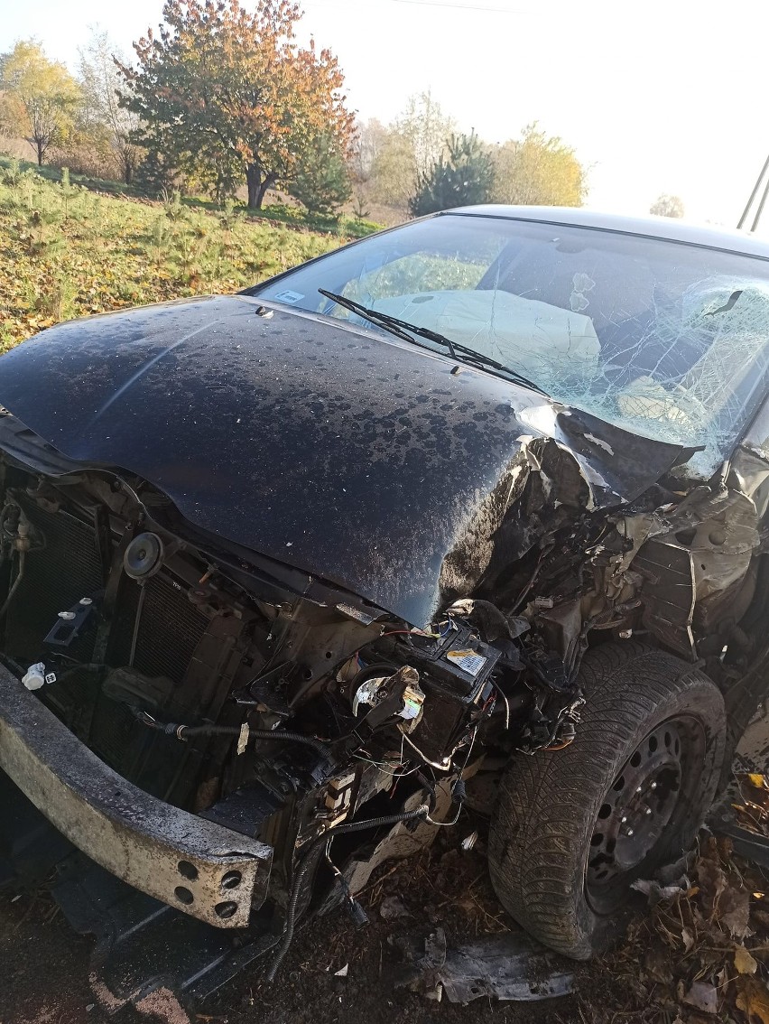 Wypadek w Korniaktowie Południowym. Toyota zderzyła się z ciągnikiem rolniczym. Ranna została jedna osoba [ZDJĘCIA]