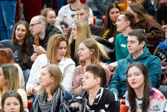 Kibice podczas siatkarskiego meczu Trefla Gdańsk z Zaksą Kędzierzyn-Koźle