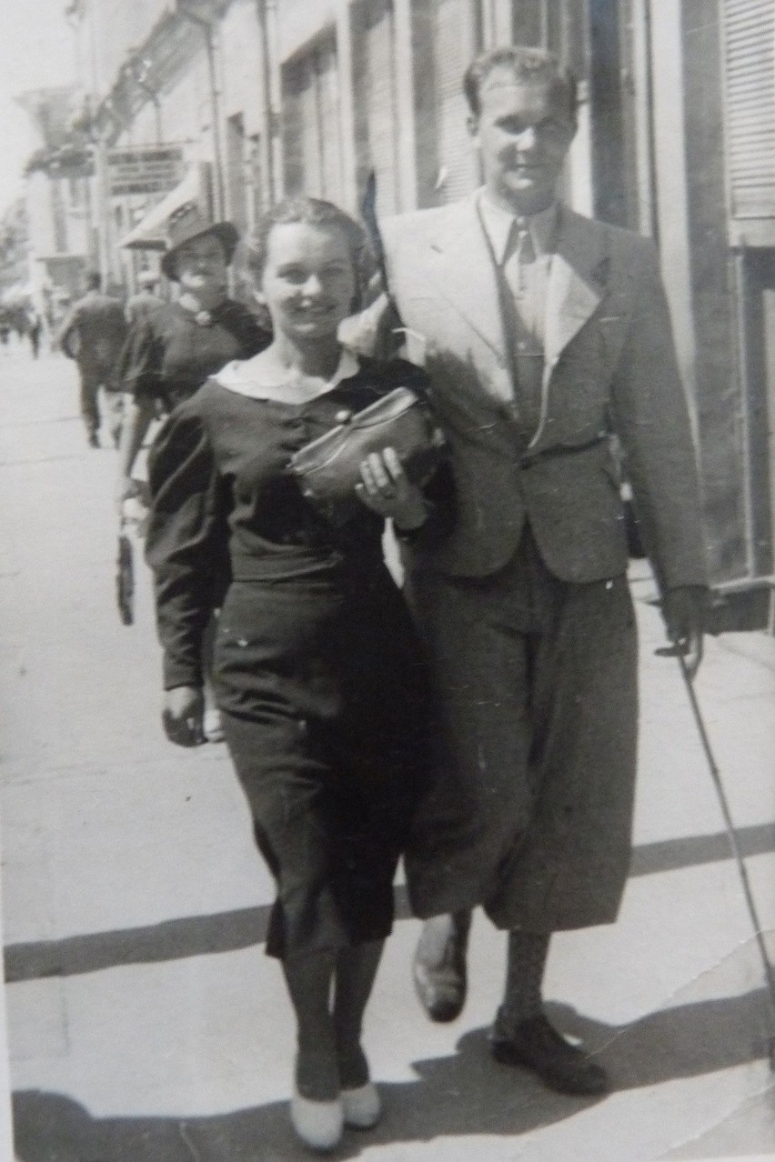 Rok 1938. Maria z Hieronimem na spacerze w Sarnach