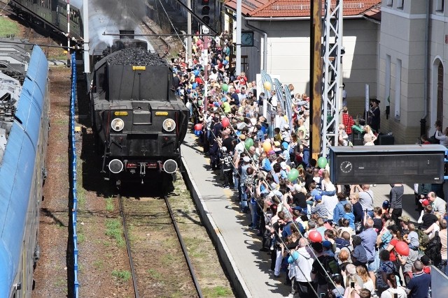 Pociąg retro w Żywcu: tłumy pasażerów obejrzały parowóz