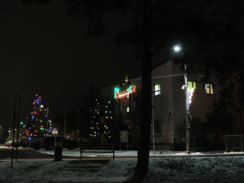 Bożonarodzeniowe iluminacje w Małkini Górnej już rozświetlają wieczory. I zrobiło się świątecznie… 11.12.2020