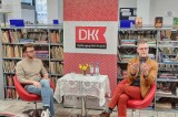 Pisarze Jacek Dehnel i Piotr Tarczyński w opatowskiej bibliotece. Zobacz zdjęcia 