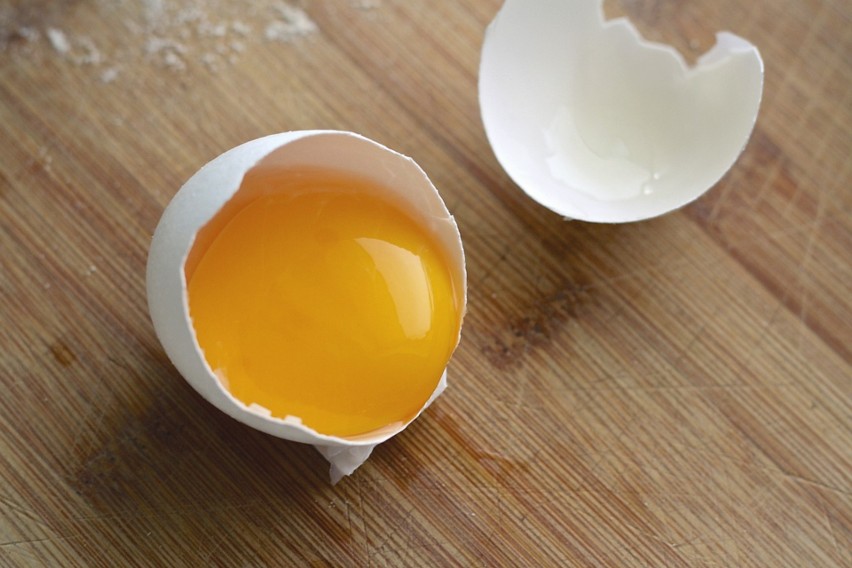 Do przygotowania egg-nogu potrzebne są ubite żółtka, które...