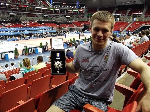 Damian Szwarnowiecki z odznaką Europejskiej Unii Judo dla najbardziej obiecującego zawodnika młodego pokolenia.