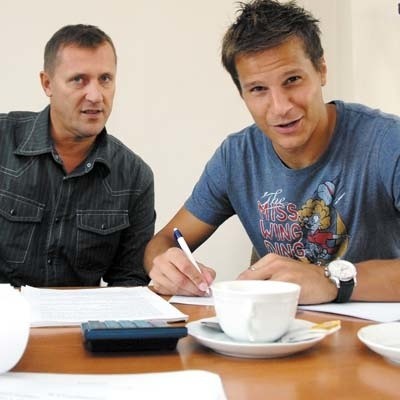 Tomas Pesir (z prawej) składa autograf na kontrakcie z Jagą. Czech jest zadowolony z przyjazdu do Białegostoku. Siedzący obok Cezary Kulesza wierzy, że 27-letni napastnik stanie się ważną postacią zespołu.