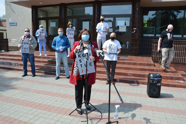 Protestujący przed Urzędem Miejskim, przemawia radna miejsca Renata Butryn