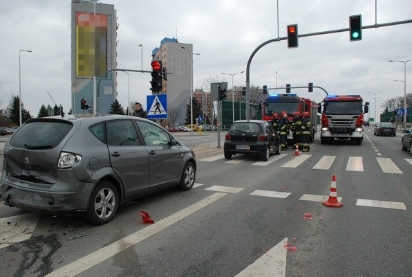 Do wypadku doszło w niedzielę na skrzyżowaniu ulic Podkarpackiej, Grodzkiej i Wyszyńskiego w Krośnie. Jak ustalili policjanci 43-letnia kierująca osobową hondą, najechała na tył seata, który pchnięty uderzył w poprzedzającą toyotę. Samochody zatrzymywały się na czerwonym świetle, na pasie do skrętu w lewo, w ul. Grodzką.W wyniku zdarzenia do szpitala trafiła czteroosobowa rodzina podróżująca seatem, w tym dwie dziewczynki w wieku 7 i 14 lat. Obrażenia kierującego samochodem okazały się poważne.Badanie stanu trzeźwości kobiety siedzącej za kierownicą hondy wykazało ponad 2 promile alkoholu. 43-letnia mieszkanka Krosna straciła prawo jazdy, a za swoje zachowanie odpowie przed sądem.Policjanci wyjaśniają szczegółowe okoliczności tego wypadku.