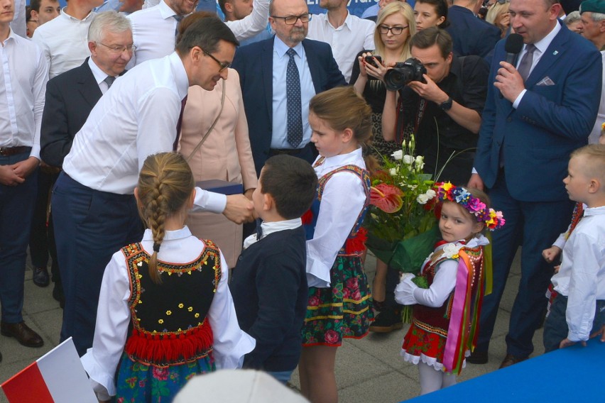 Kulisy wizyty premiera Mateusza Morawieckiego w Wodzisławiu. Wiemy co dostał w koszyku: miody, sery i...swojak sołtysa (WIDEO, ZDJĘCIA) 