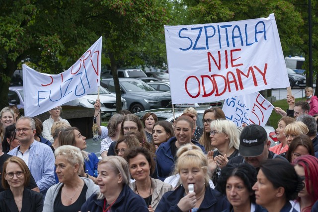 Czerwcowa manifestacja pracowników w obronie szpitala im. Biziela