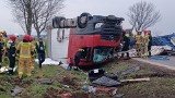 Poważny wypadek na DK35 w Gniechowicach pod Wrocławiem. Ciężarówka na dachu, jedna osoba ranna