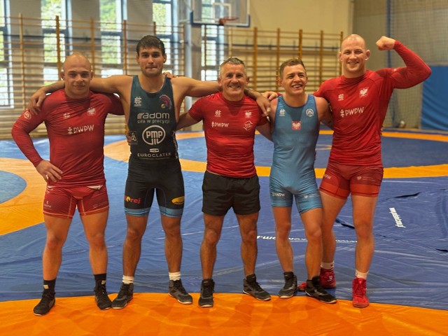 Arkadiusz Kułynycz (z prawej strony) trenuje z kolegami z zespołu i trenerem Włodzimierzem Zawadzkim w Szczyrku>>>