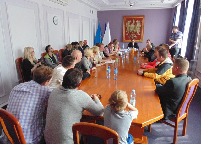 Na spotkaniu z prezydentem Januszem Chwierutem byli radni, mieszkańcy i ratownicy WOPR. Niżej: taki będzie basen po remoncie