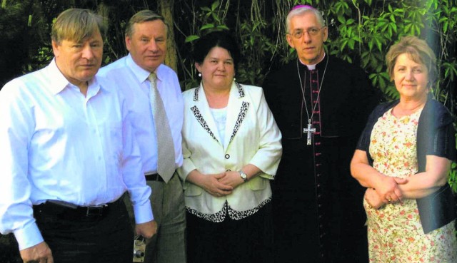 Od lewej: bracia bliźniacy Jan Rduch, Antoni Rduch oraz Janina Rduch, abp Wiktor Skworc i Teresa Rduch