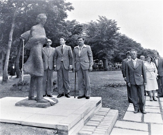 Moment odsłonięcia pomnika Fryderyka Chopina 23 czerwca 1979 r. na promenadzie nadmorskiej w Ustce