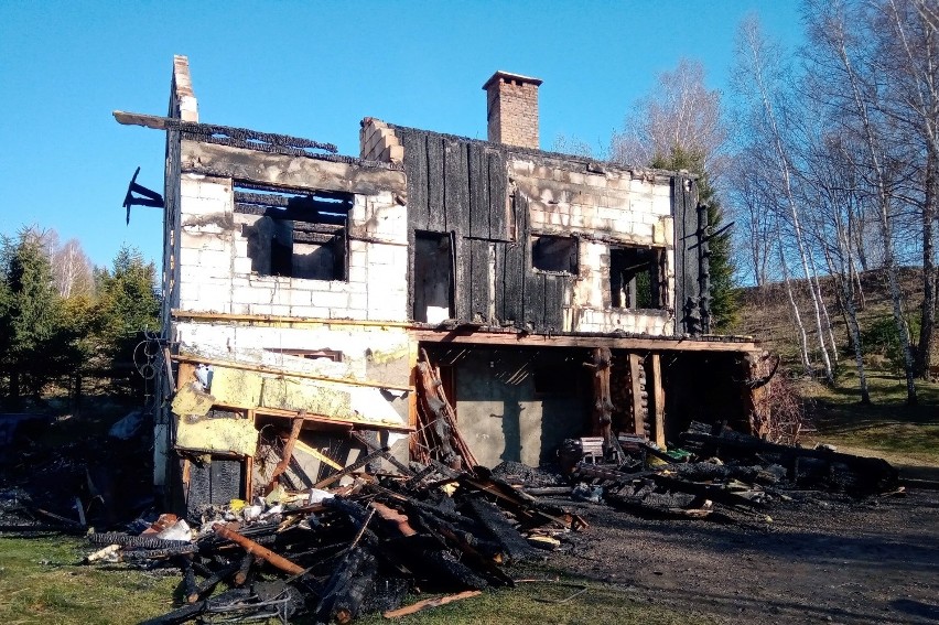 Ogień zniszczył doszczętnie cały budynek, który nie nadaje...