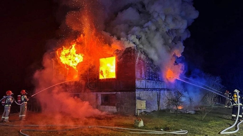 Gmina Jastrzębia. Pożar drewnianego domu w Bartodziejach. Ogień gasiło siedem zastępów strażackich. Zobacz zdjęcia