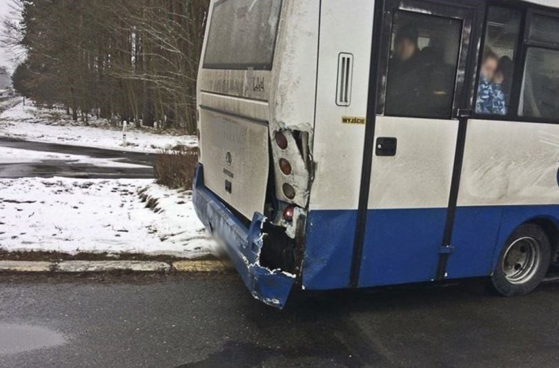 Ciężarówka uderzyła w tył autobusu