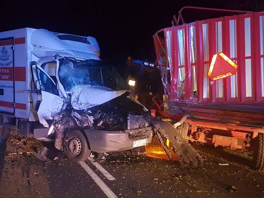 Bus uderzył w przyczepę ciągnika. Kabina zmiażdżona