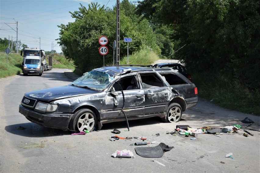 Wypadek na ul. Janowskiej w Lublinie. Dachowało audi. Dwoje dzieci trafiło do szpitala. Są utrudnienia