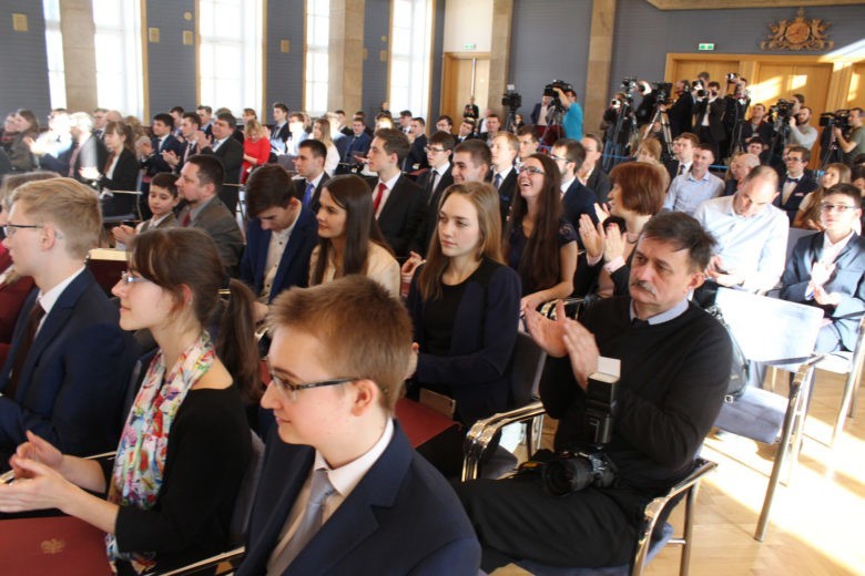 Czworo uczniów ze Śląskiego ze stypendiami Ministra Edukacji Narodowej