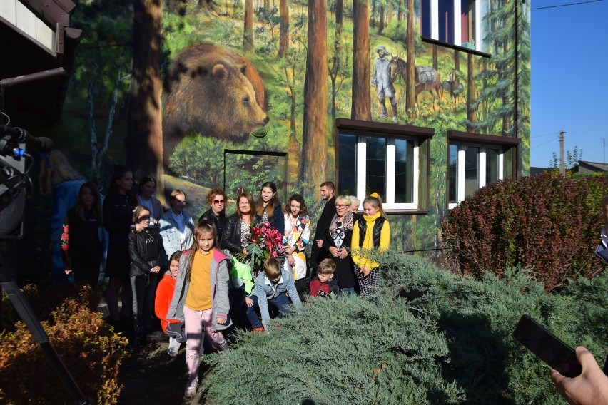 Wielki niedźwiedź ozdobą muralu w Gowarczowie. Jest związany z lokalną legendą [ZDJECIA]