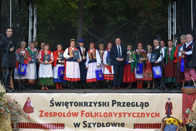 W drugim Świętokrzyski Przegląd Zespołów Folklorystycznych w Szydłowie wystąpiło 11 zespołów.