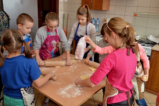 W świetlicy w Rynarzewie w ramach wakacyjnych zajęć dzieci wczoraj  m.in. piekły karnawałowe ciasta. Garnęli się nawet chłopcy