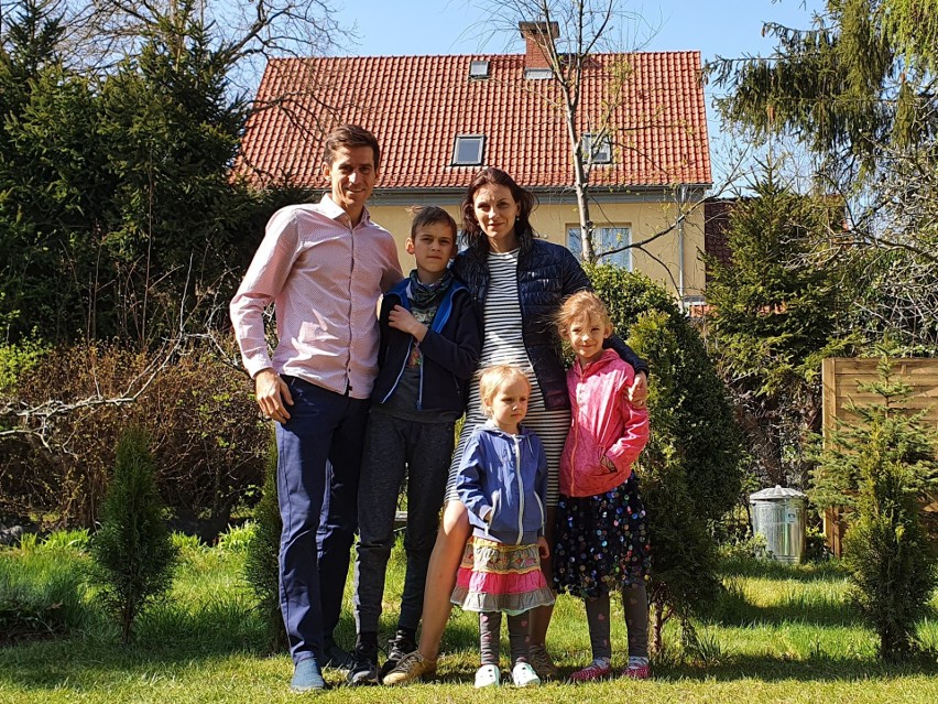 Żeglarz Piotr Myszka z żoną Zuzanną oraz dziećmi: Antonim,...