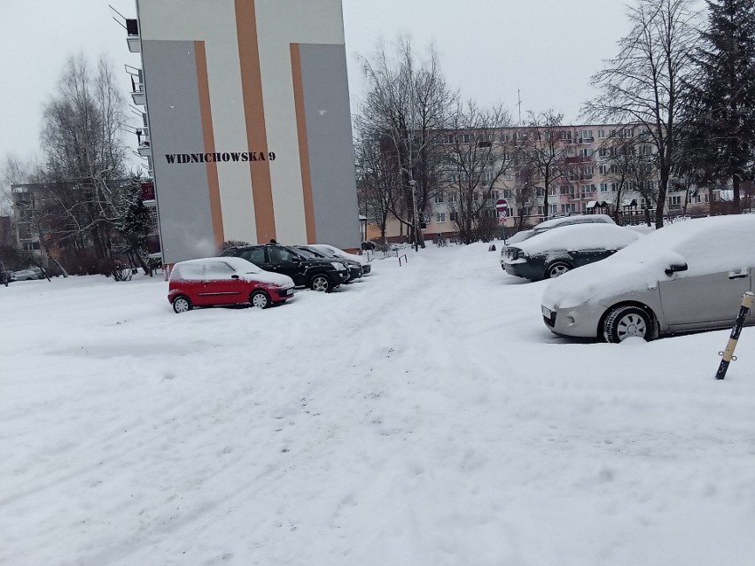 Ostrów Mazowiecka. Zima paraliżuje miasto. Pełno śniegu na ulicach i ciągle pada. Zdjęcia, 9.02.2021