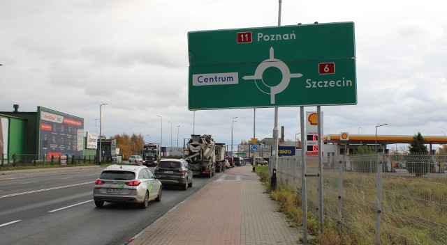 W Koszalinie - zamiast na nową S11 - znaki drogowe wciąż skierują cię na starą drogę krajową nr 11