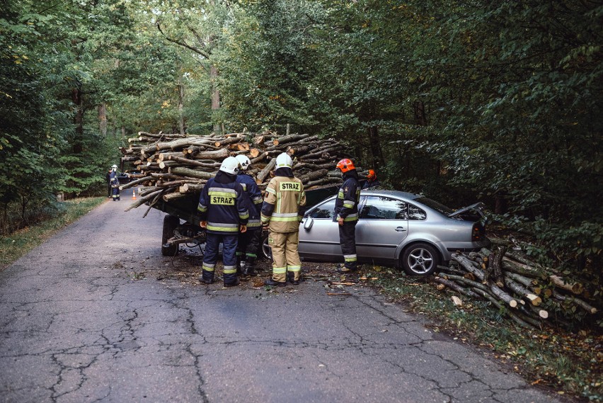 Volkswagen Passat zderzył się z przyczepą wiozącą drewno....