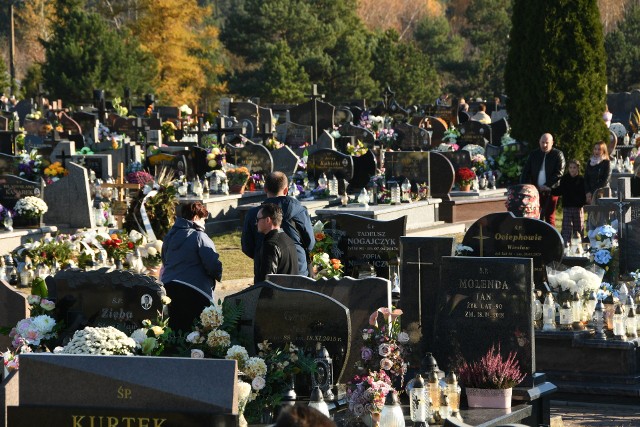 Wszystkich Świętych 2021 na cmentarzu w Nowinach. >>>Więcej zdjęć na kolejnych slajdach