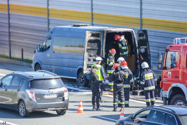 Na A1 w miejscu, w którym zatrzymał się płonący samochód wiozący muzyków i sprzęt zespołu Bokka