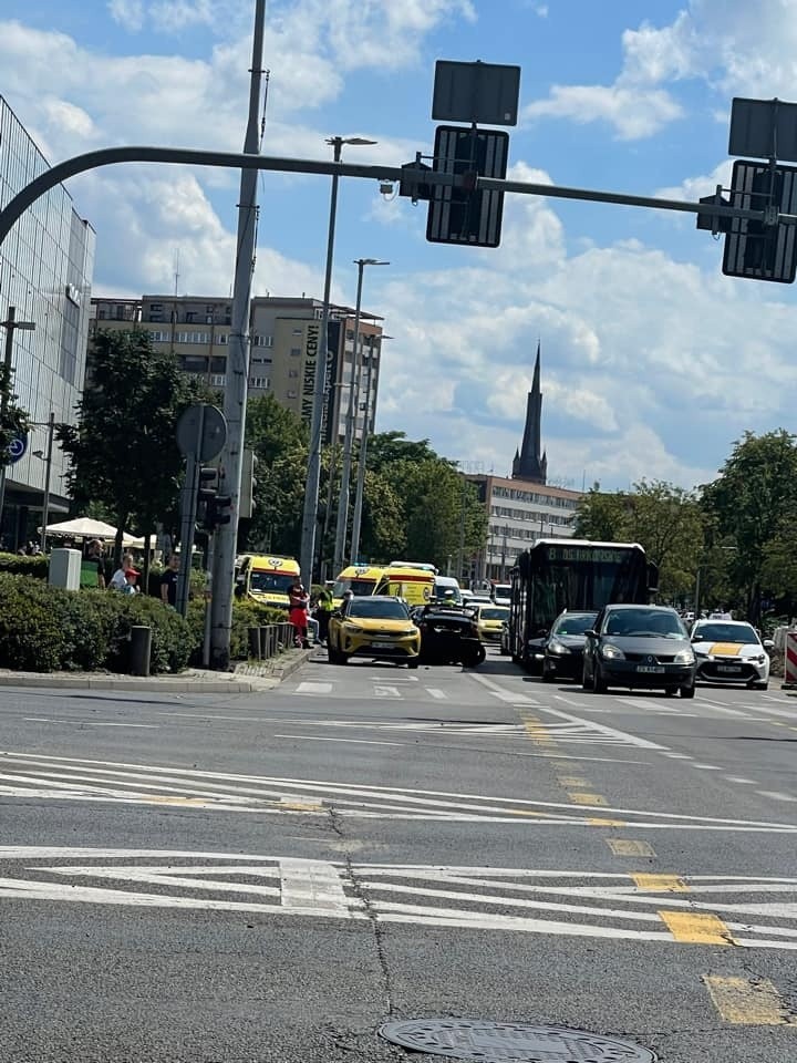 Stłuczka w centrum Szczecina. Utrudniony przejazd aleją Wyzwolenia