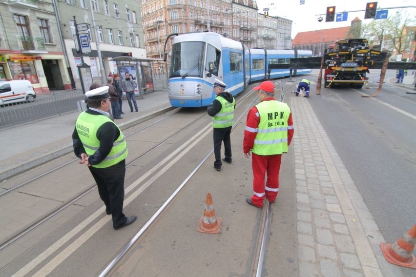 Tramwaj znów wykoleił się na pl. Bema. W tym samym miejscu co wczoraj (ZDJĘCIA)