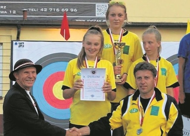  Jako jeden z pierwszych pogratulował Krzysztof Karoń, obok trener Grzegorz Woźniczko, na podium wicemistrzynie Polski. 