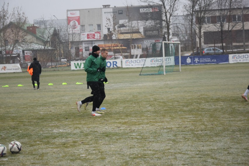 Śnieżny poniedziałkowy trening piłkarzy Radomiaka. W sobotę mecz z liderem tabeli, Lechem Poznań (ZOBACZ ZDJĘCIA)