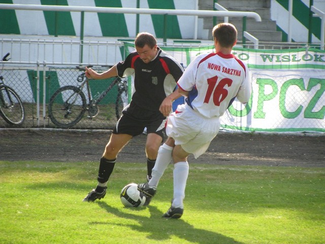 Piłkarzy Wisłoki (czarno-białe stroje) czeka trudny pojedynek na "IzoArenie&#8221;.