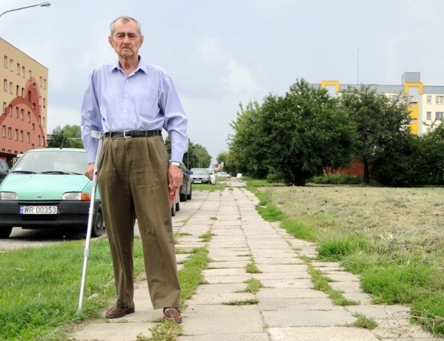 - Ten chodnik wymaga remontu. Przyda się też ścieżka rowerowa z prawdziwego zdarzenia &#8211; mówi Ryszard Majewski, wieloletni mieszkaniec osiedla Nad Potokiem, którego spotkaliśmy przy ulicy Olsztyńskiej.