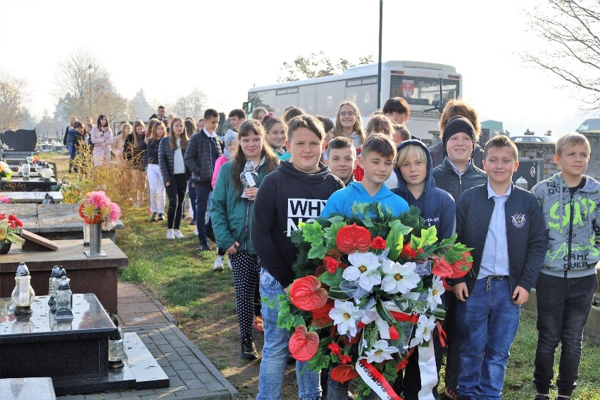 Uczniowie pamiętali o grobach i pomnikach bohaterów II Wojny...
