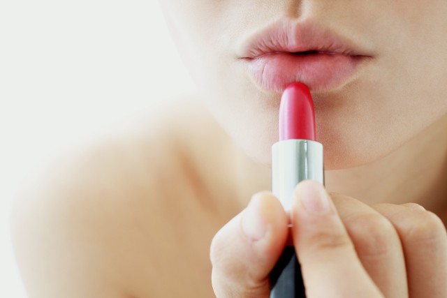 Czerwona szminka to kosmetyk, którego nie może zabraknąć w żadnej kobiecej kosmetyczce. Ale czy jesteś pewna, że pasować będzie ona do twojego typu urody? Jeśli nie wiesz, jaki kolor pomadki wybrać, wypróbuj trik z palcem.