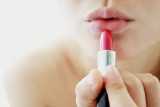 Jak sprawdzić, który kolor szminki pasuje do twojej karnacji? Ten patent jest rewelacyjny i banalnie prosty