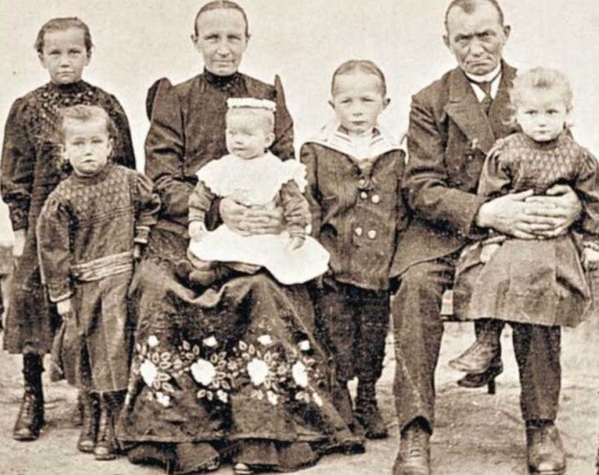 Tomasz Schemainda z rodziną - Wrzoski, 1917 rok. Takie piękne śląskie stroje skrywa w kufrze jeszcze niejedna mieszkanka opolskiej wsi