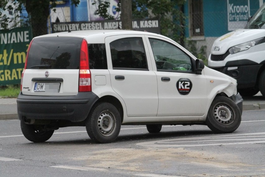 Wypadek na Karmelkowej. Zderzenie 3 aut