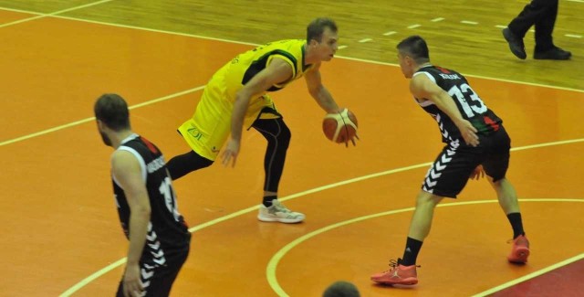 Koszykarze Siarki Tarnobrzeg (z piłką Wiktor Sewioł) doznali wysokiej porażki w Lesznie.  